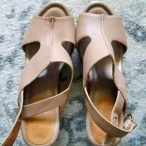 Kenneth Cole cream leather wedges